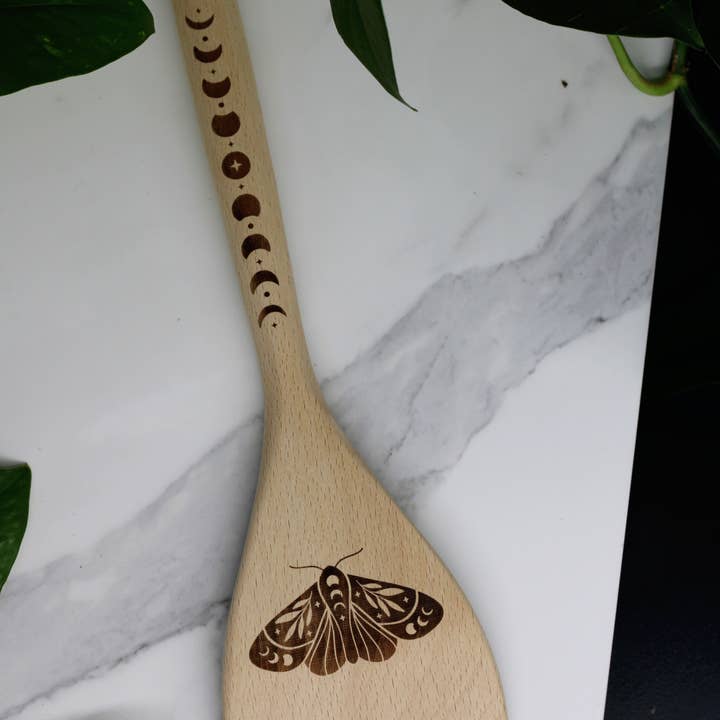 Three Witches Tea Shop – Engroshandel Spatel – Moon Phase+ Moth indgraveret træspatel