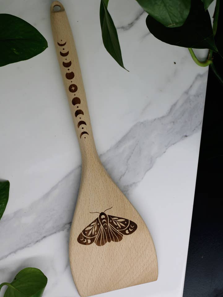 Moon Phase+ Moth indgraveret træspatel for engroshandel hos Three Witches Tea Shop