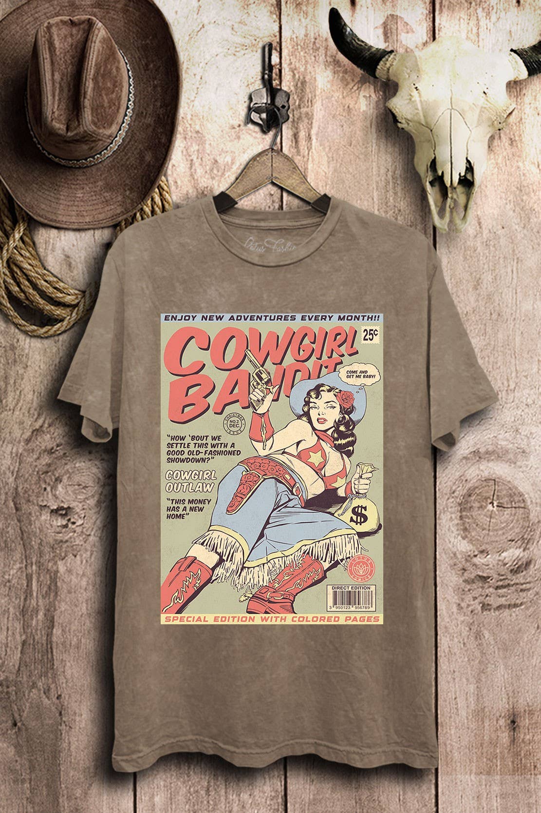 Lotus Fashion Collection - Venta al por mayor Camiseta serigrafiada - Mujer - Camiseta Gráfica Retro de Cómics de Bandida Vaquera del Oeste7