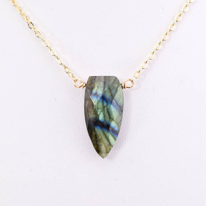 Collier à pendentif en or Fiona Labradorite Shield pour la vente par Edgy Petal Jewelry