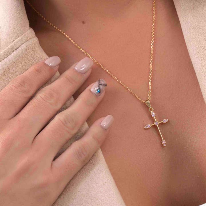 Dije con forma de cruz tubular con circonitas para venta al por mayor de Bretoon