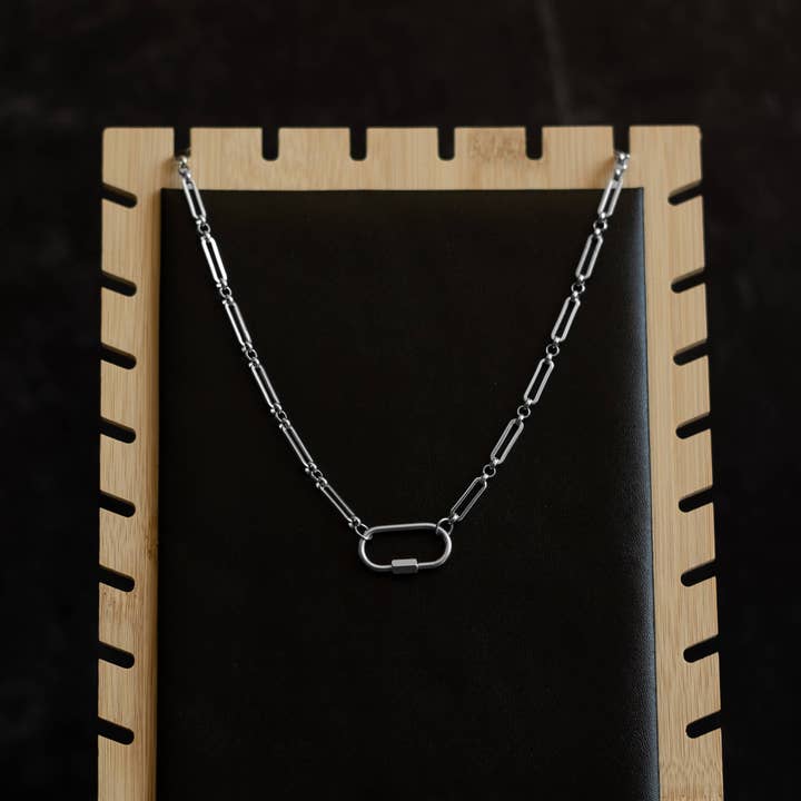 Karabinhalskæde | Rustfrit stål mod papirclipskæde for engroshandel hos That Queer Card Co