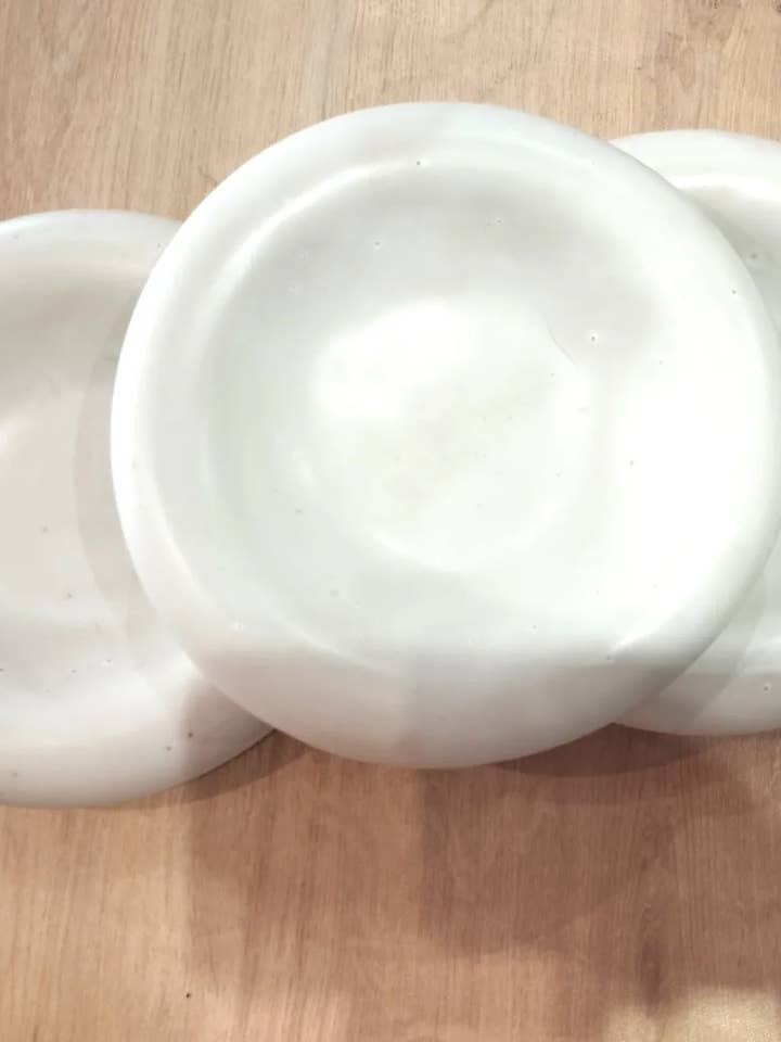 Lot de 6 assiettes blanches pour la vente par Studio and Designs