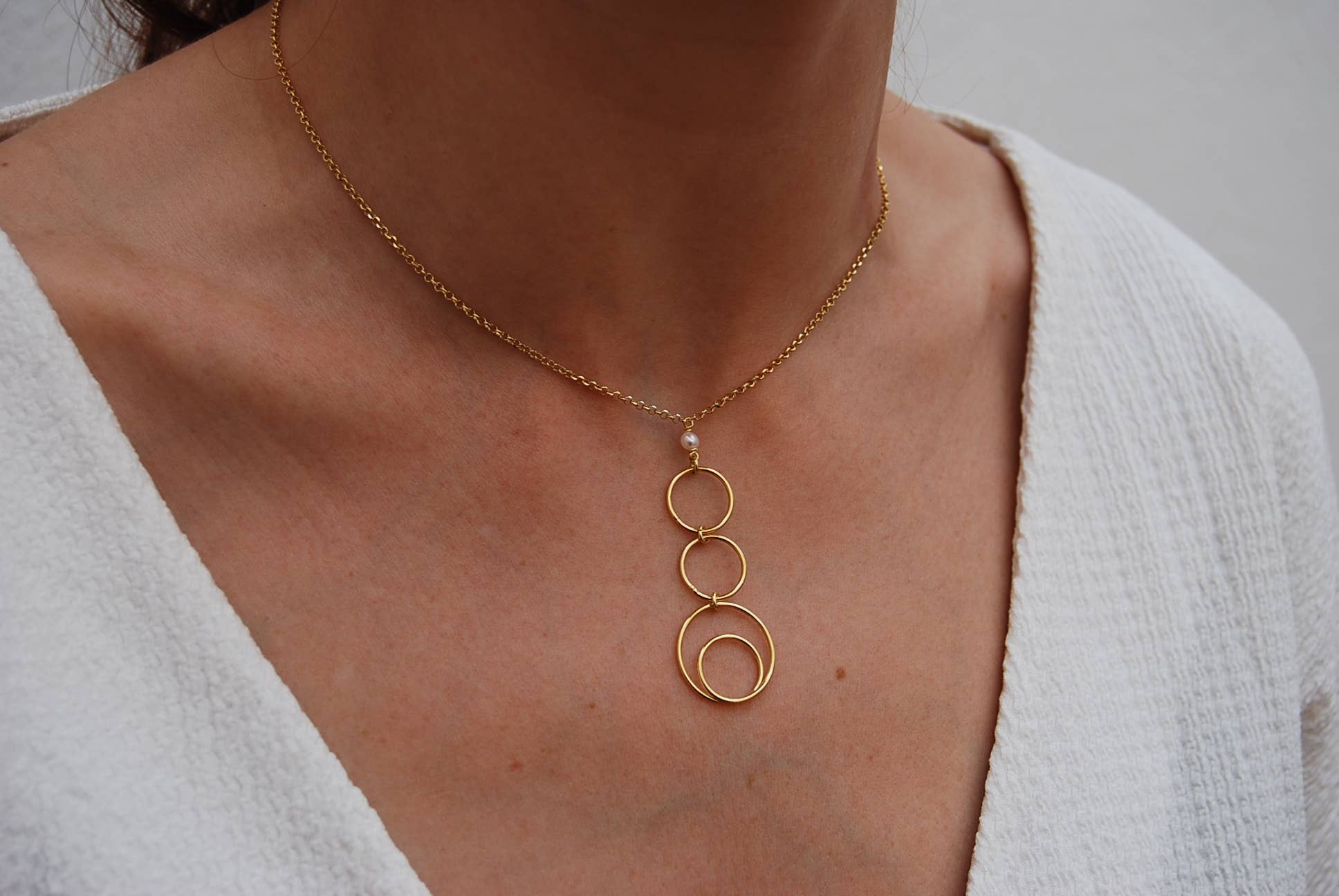 Yneda Jewels - Wholesale Pendant/Charm Necklace - Sterling silver necklace with pearl and circle design.1