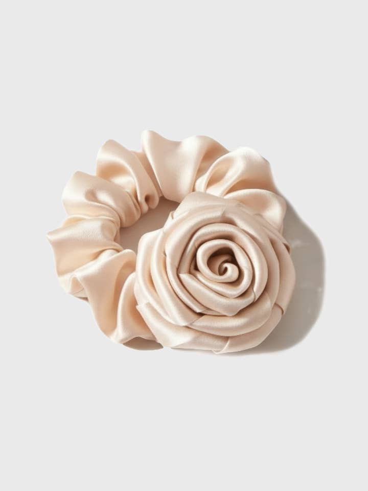 Fiorina - Satijnen rozen-scrunchie in zachtroze voor wholesale door Filippa Firenze