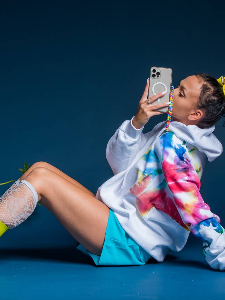 Sweat à capuche tie-dye, pull recyclé et réutilisé, teinture à la main pour la vente par JOLLIA