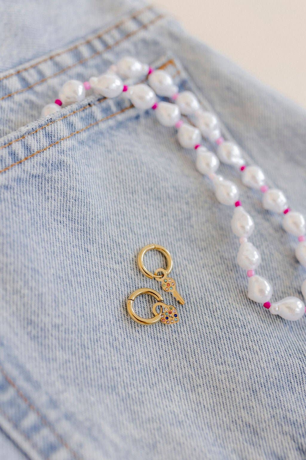 LINNY CO – wholesale Huggieörhängen – Huggie Charm Örhängen - Lås och Nyckel Guld8