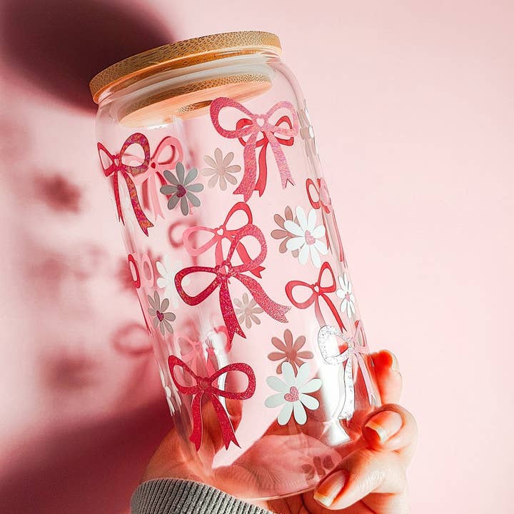 Coquette-Schleifen und Gänseblümchen-Glasbecher, Geschenk für Kaffeeliebhaber für den Großhandel von honeysheshome