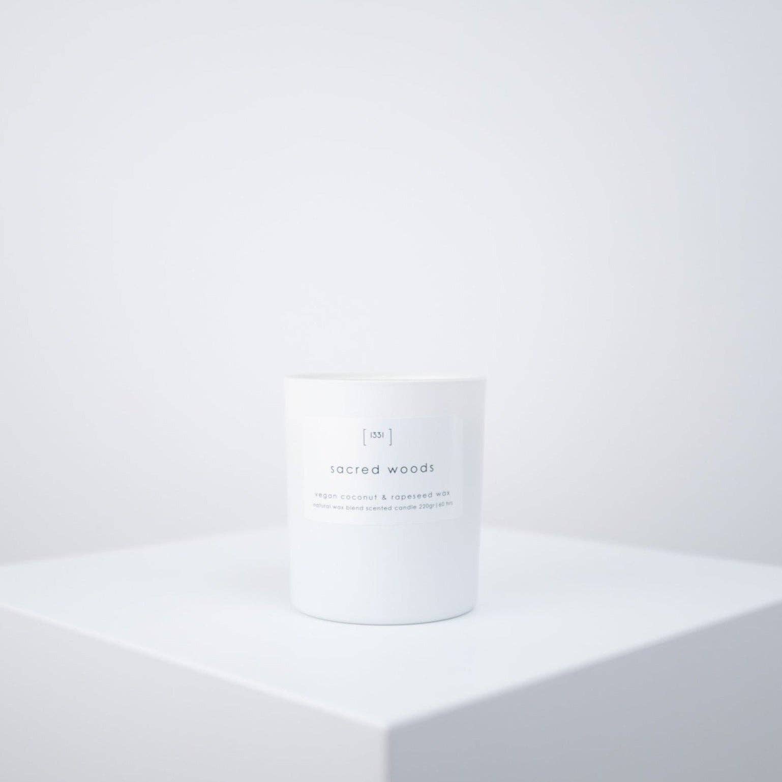 1331 – Engroshandel Glaslys – SACRED WOODS - træagtig, varmende og hjerteåbnende duft1