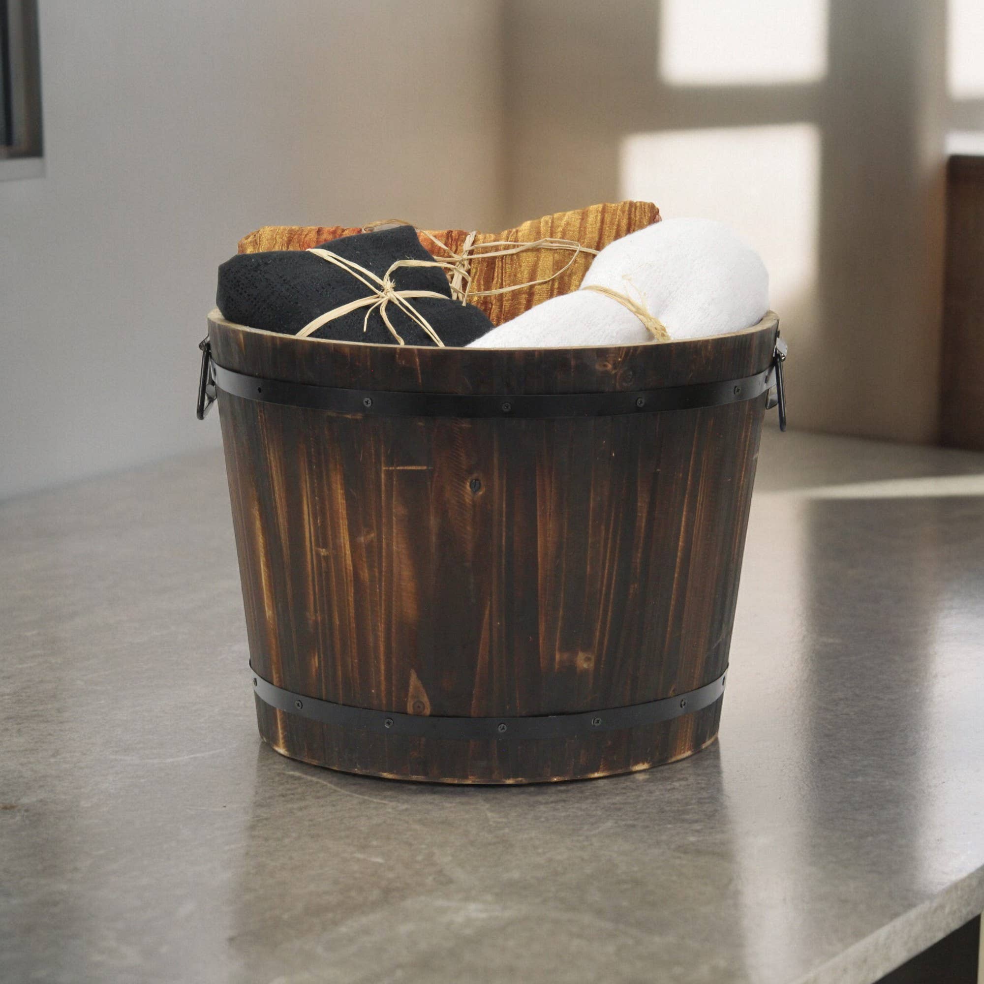 Cheungs Home Decor - Vente Pot - Seau décoratif en bois marron foncé Mariva avec accents et poignées en métal3