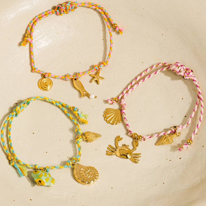 Flânerie by MAIQ – Engroshandel Armbånd med vedhæng – Menton sommerarmbånd med reb og 18K guldbelægning, der ikke misfarves4