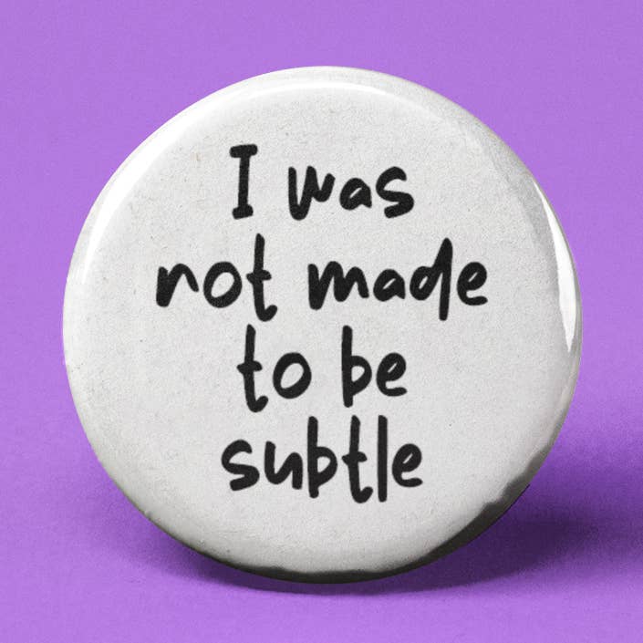 Botón Pinback no hecho para ser sutil para venta al por mayor de The Pin Pal Club