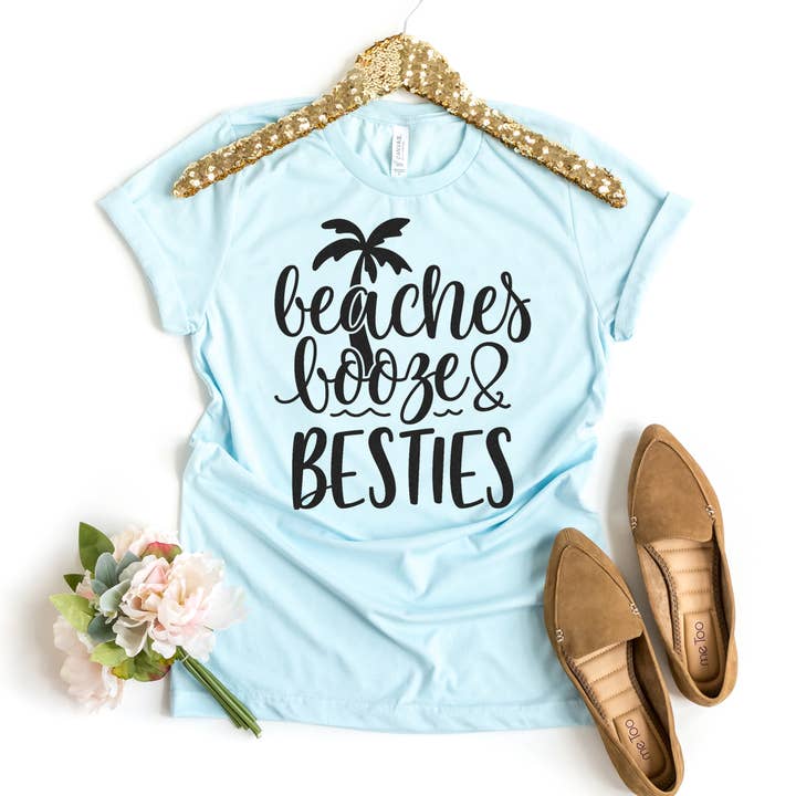 T-shirt Booze & Besties Plages - Bella Canvas pour la vente par Printliss