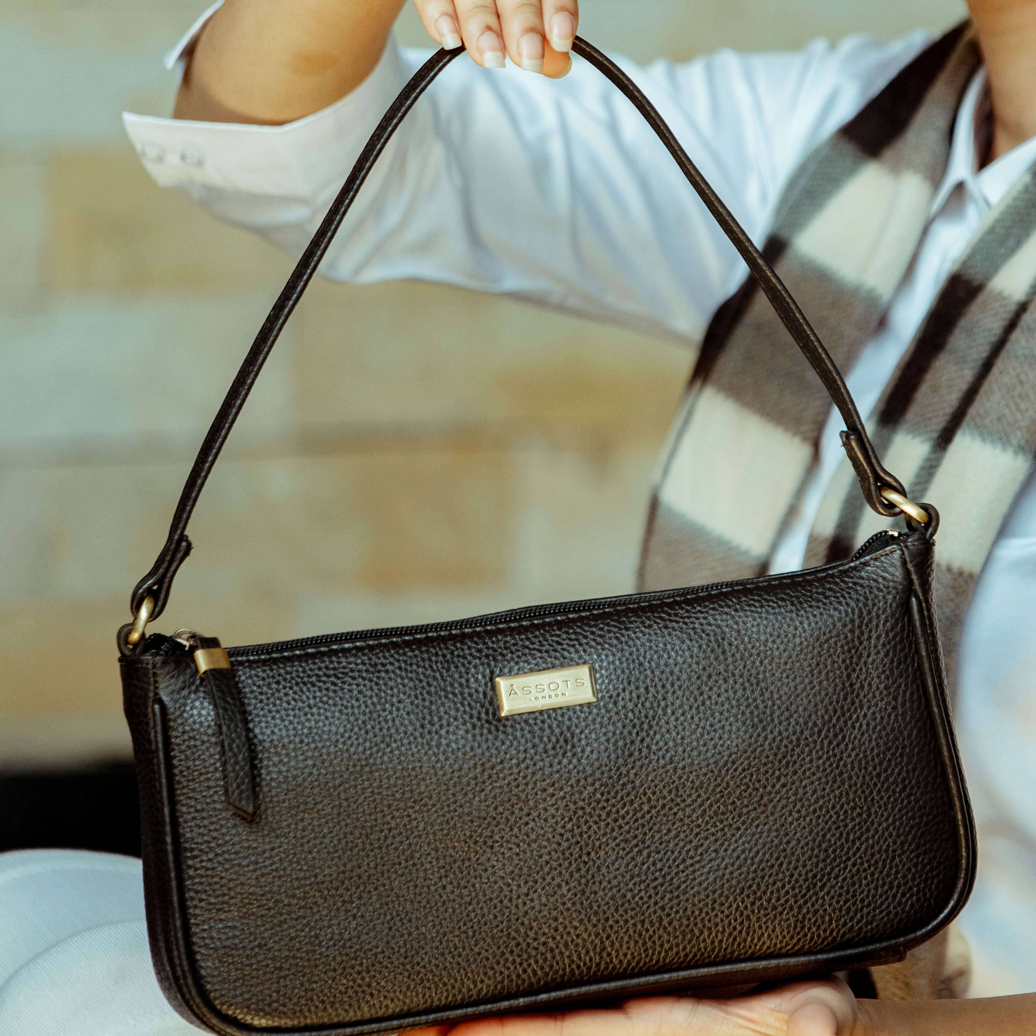 Assots London - Vendita all'ingrosso Tracolla - Donna - Shoul baguette in vera pelle nera con fiore di ghiaia morbida 'ZARA'1