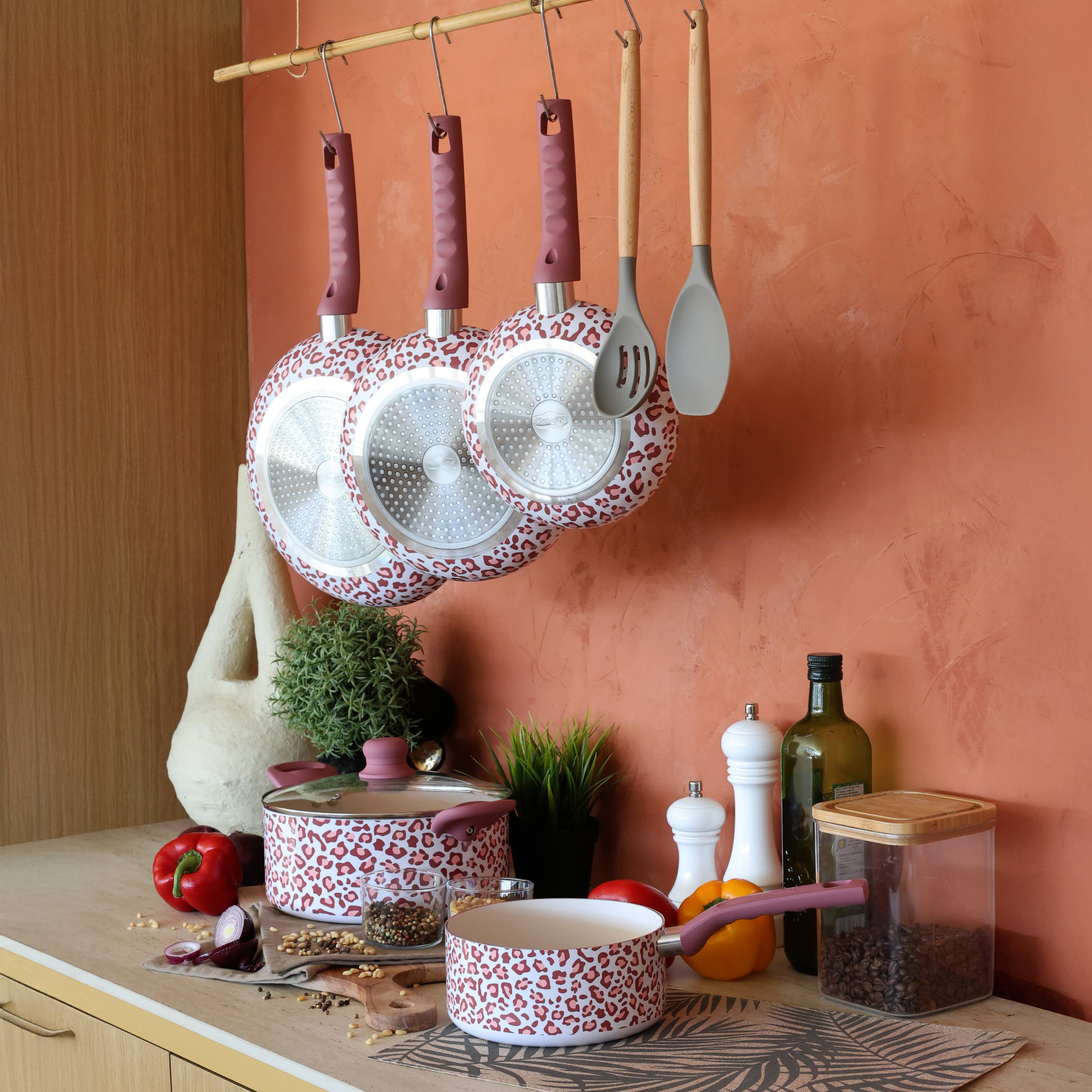 Menastyl - Wholesale Cooking Pot - Leopard Dutch oven 24cm in recycled pink aluminum4