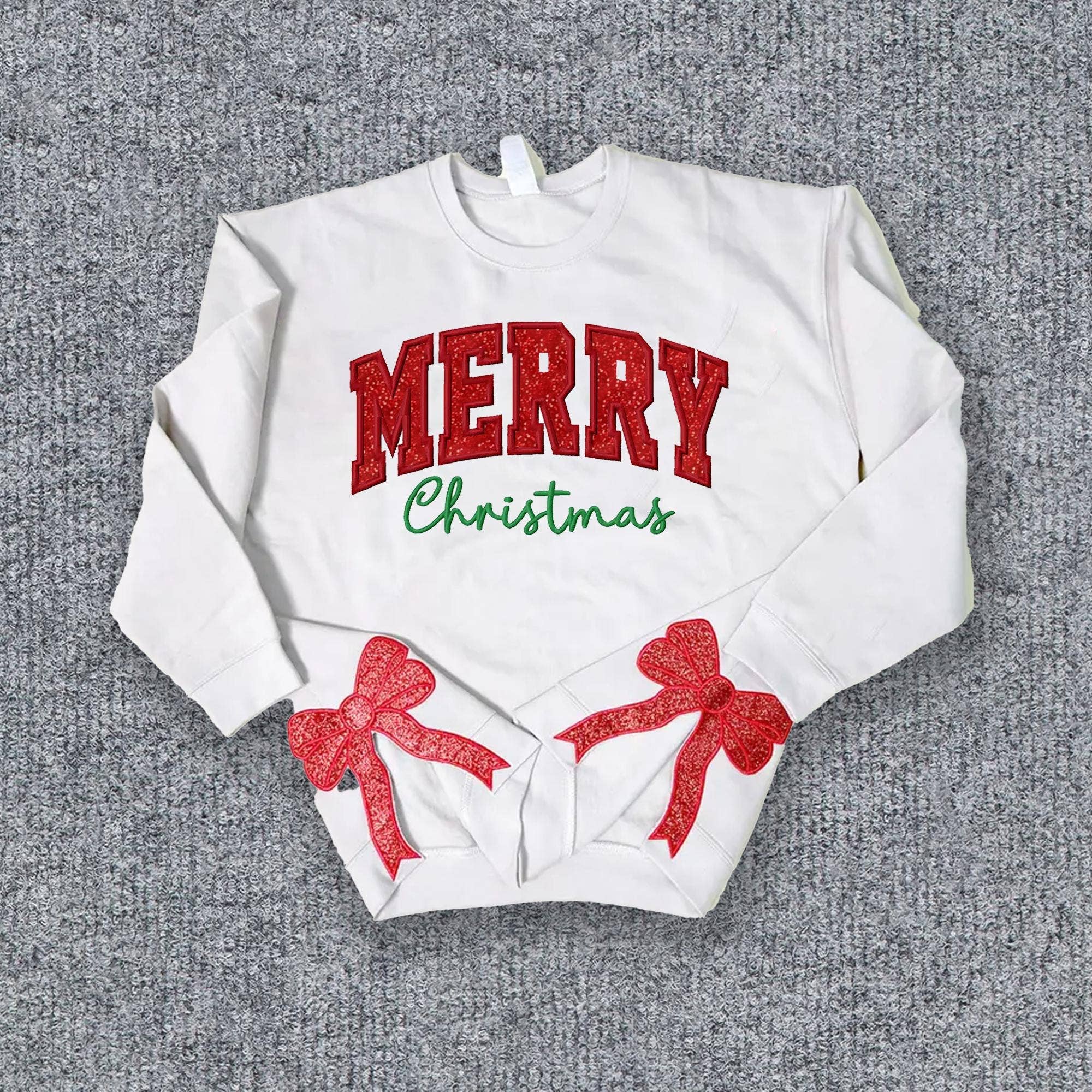 NVC Ecommerce LLC – Großhandel Sweatshirt mit Grafikdruck – Damen – Glitter Merry Xmas Red Bow, besticktes Sweatshirt mit seitlicher Schleife3