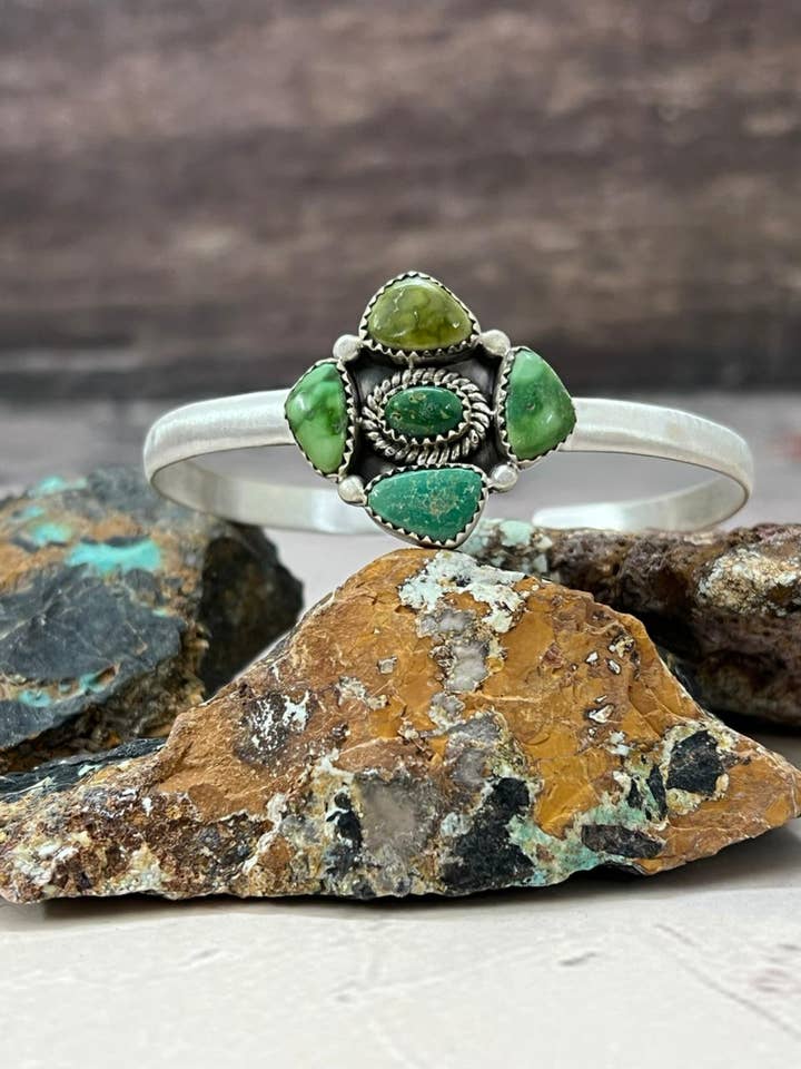 Håndlavet armbånd i sterlingsølv med Emerald Valley turkis "Signeret Nizhoni" for engroshandel hos Nizhonitradersllc