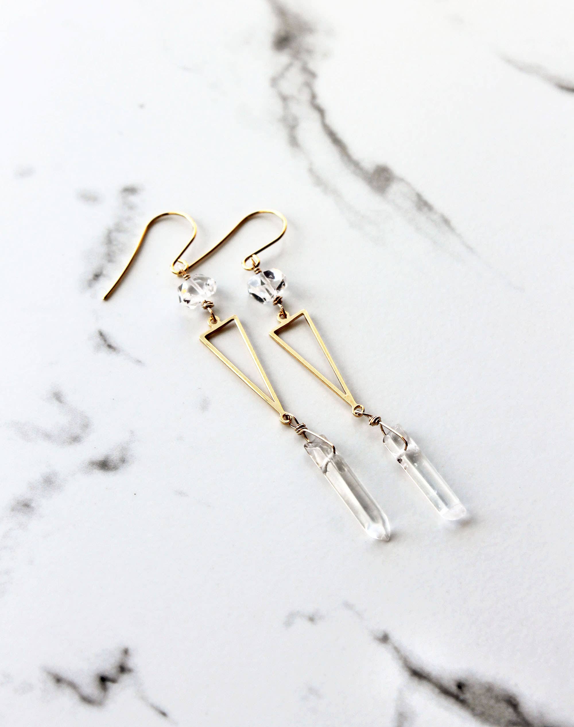 Laura Stark Designs - Vendita all'ingrosso Orecchini pendenti - Orecchini lunghi a triangolo di cristallo | Orecchini boho2