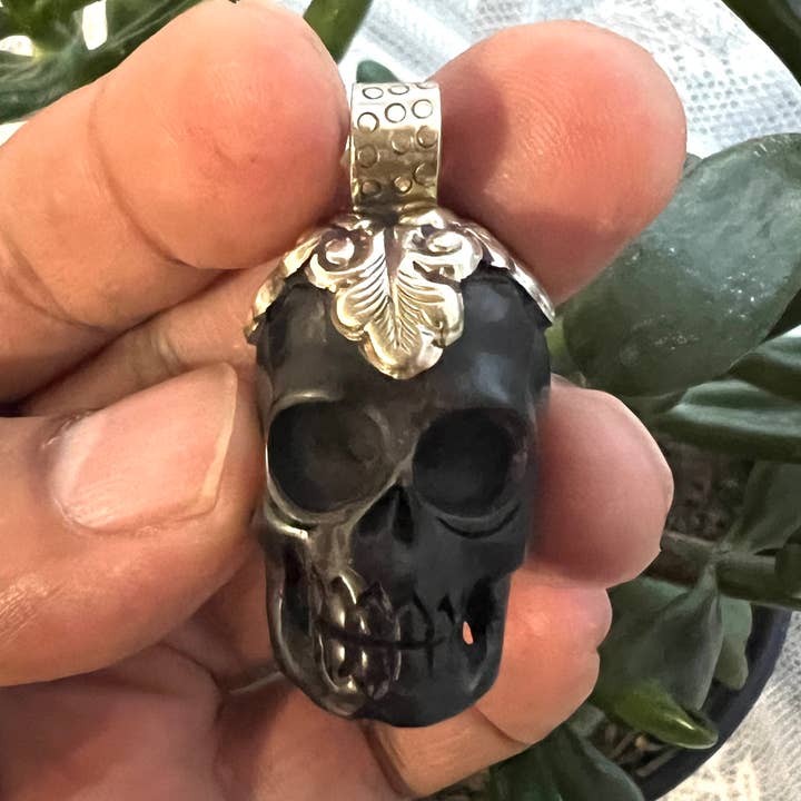 Colgante de Calavera de Cuerno, Hecho a Mano, Plata Tibetana Repoussé para venta al por mayor de GTG Gems Corp