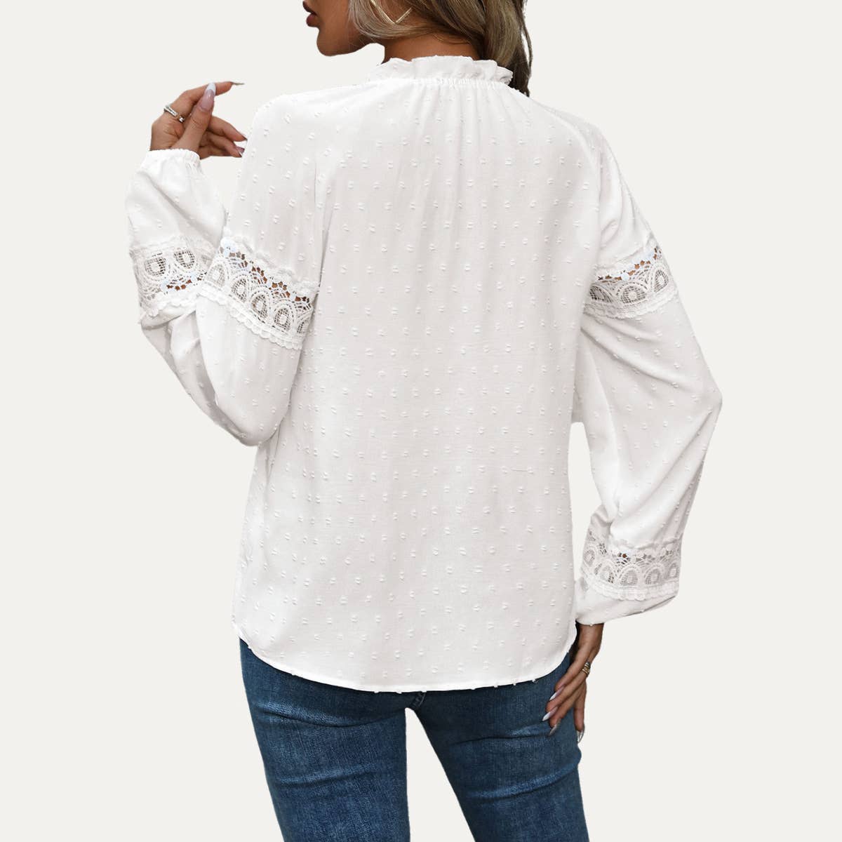 Wit Dromerige witte gehaakte kanten top met Zwitserse stippen en strikceintuur voor groothandel op Faire9