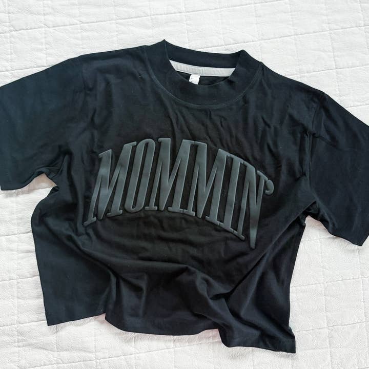 Mommin' - T-shirt ample pour femmes pour la vente par Little Mama Shirt Shop