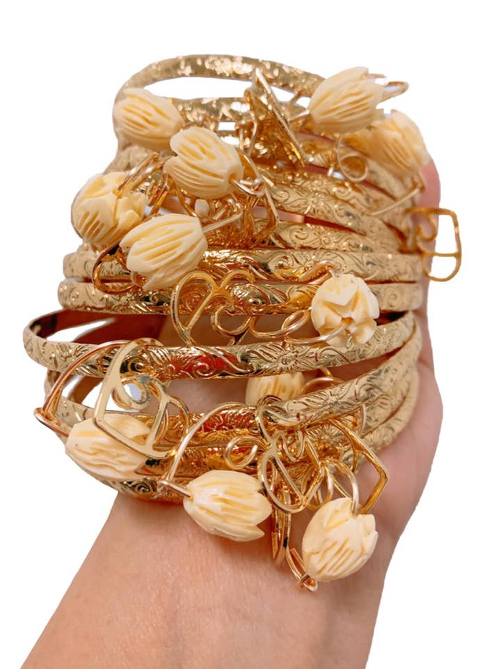 Bracelet hawaïen en or Hamilton 5 mm avec breloque en forme de cœur et breloque fleur de lotus blanche pour la vente par Anela's Jewelry