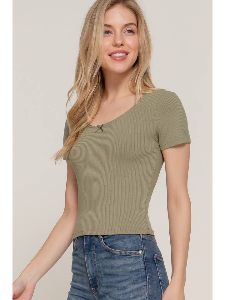 Active Basic | Active USA – wholesale Stickad topp - Dam – Kortärmad topp med rund halsringning, spets och satinrosett i ribbstickat tyg22