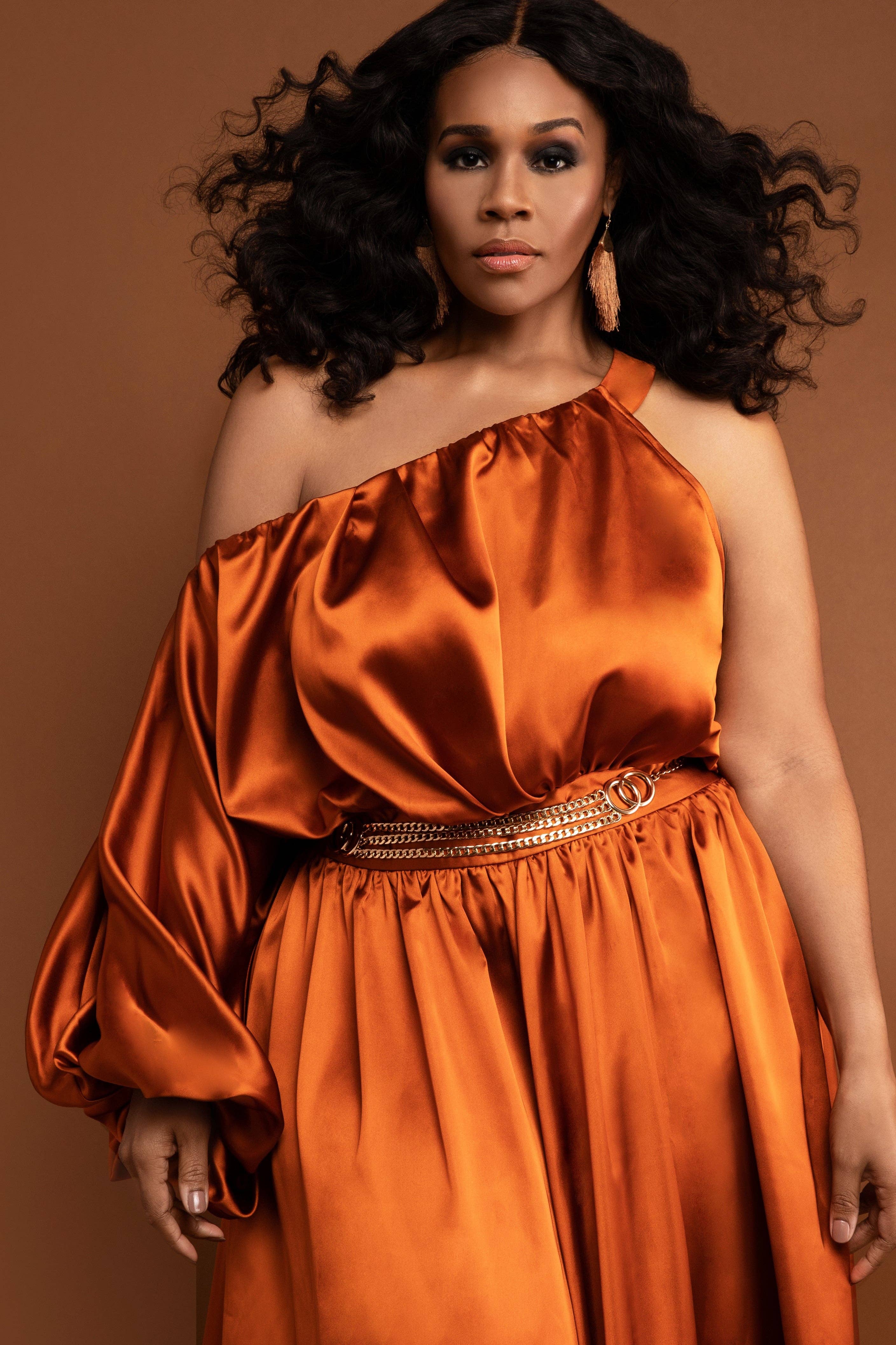 Nina Cheyenne Apparel – wholesale Klänning - Dam – Nina Signature Ember Satin klänning med en axel1