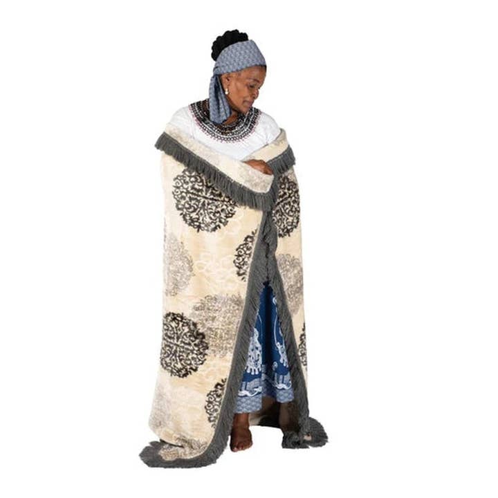 Mink Vogue Met Franjes Medaillons Grijs Crème voor wholesale door Maisie Grace Designs