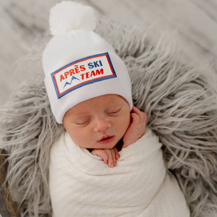 Apres Ski Team babyhue med hvid Pom Pom nyfødthue for engroshandel hos www.ilybean.com