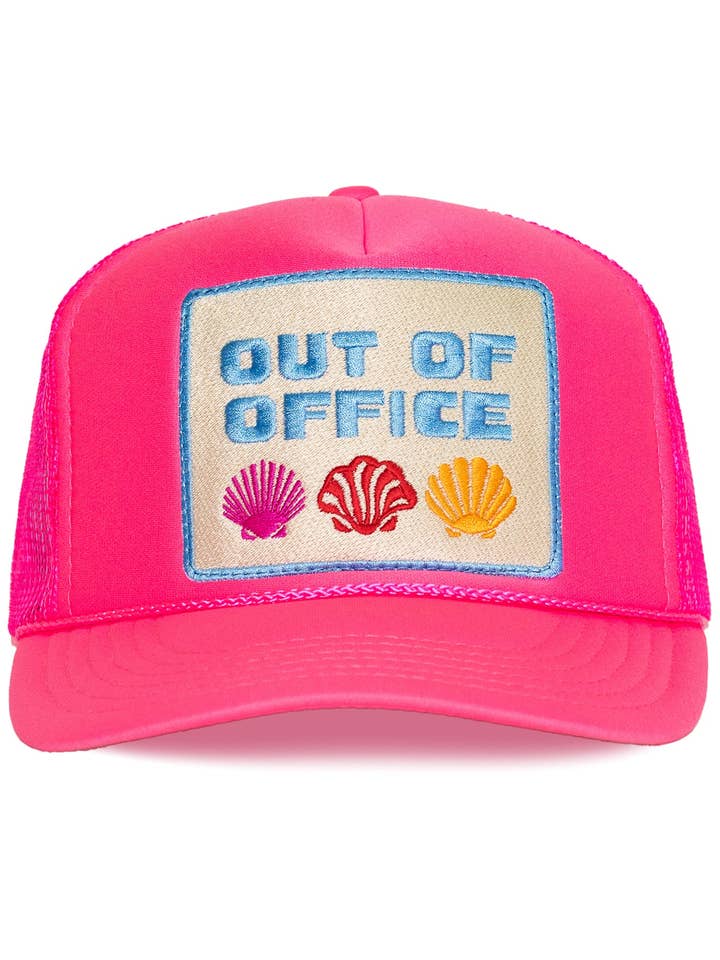 Casquette de camionneur "Out Of Office" en rose pour la vente par Friday Feelin'