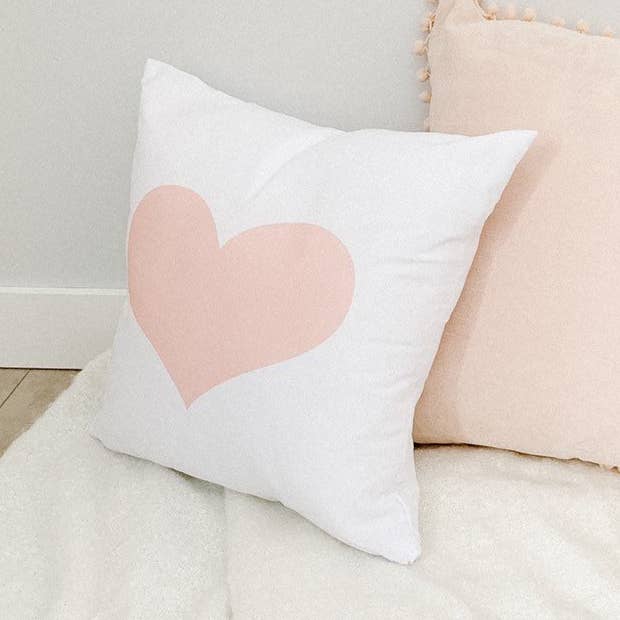 Signatur lilla lilja hjärta kudde för wholesale av Little Lily Shop