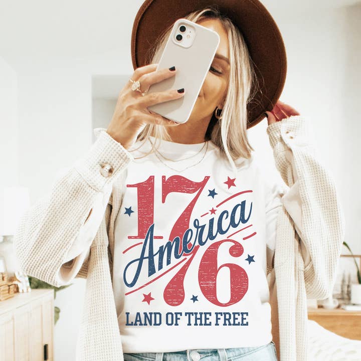 1776 Terra dos Livres T-shirt | T-shirt Patriótica | T-shirt EUA por atacado de Amy Anne Apparel Inc