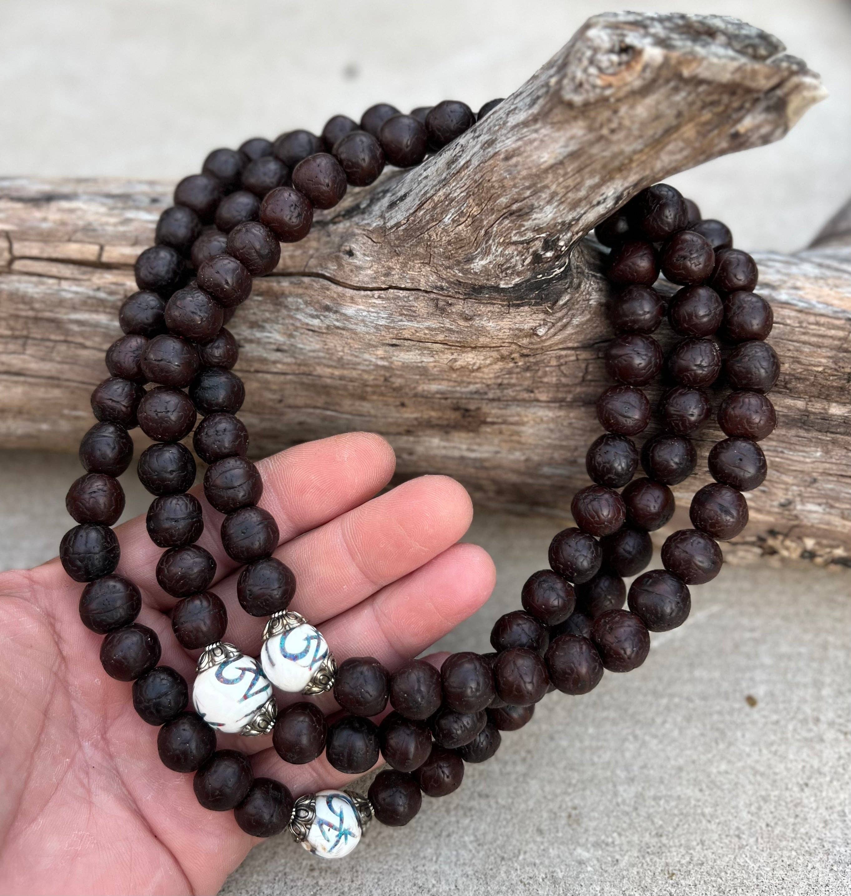 Lungta Imports - Vente Collier de prière en perles - Mala rare en graines de bodhi bouddhiste tibétain avec 3 perles d'accent en coquille de conque, boîte à mala gratuite0