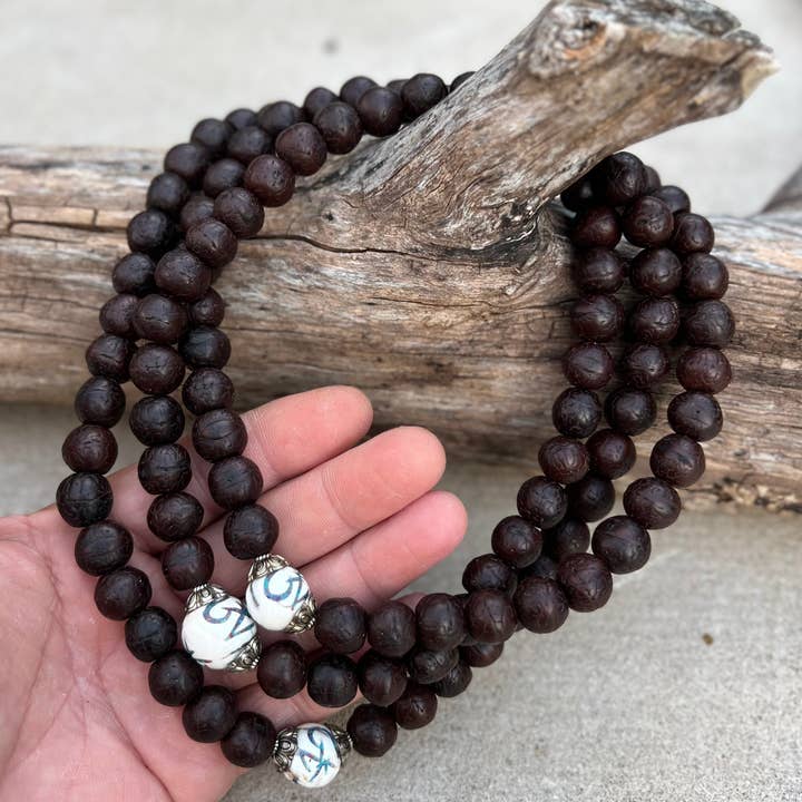 Lungta Imports - Vente Collier de prière en perles - Mala rare en graines de bodhi bouddhiste tibétain avec 3 perles d'accent en coquille de conque, boîte à mala gratuite