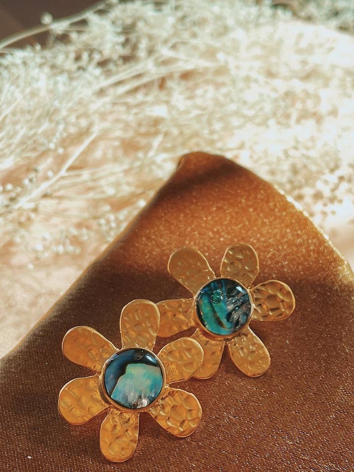 Pendientes plateados con forma de margarita de abulón para venta al por mayor de Bezalel and Co