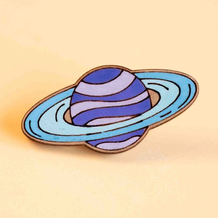 Badge en bois peint à la main avec la planète Saturne - PT45145 pour la vente par Robin Valley