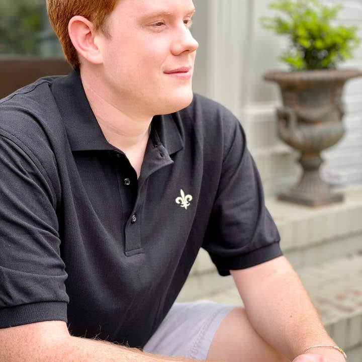 Polo Piqué Classique avec Fleur de Lis Brodée en Vieil Or pour la vente par WHEREable Art, LLC