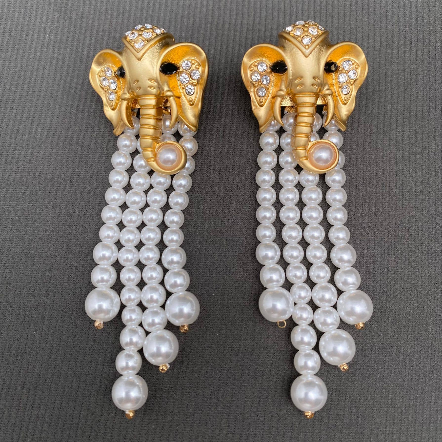 Mio Queena – Engroshandel Hængeøreringe og creoløreringe – Perle Frynser CZ Indlagte Guld Belagte Elefanthoved Ørestikker1