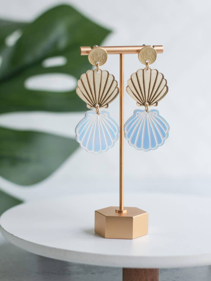 Boucles d'oreilles Beach Babe Shell pour la vente par Wondermint Goods
