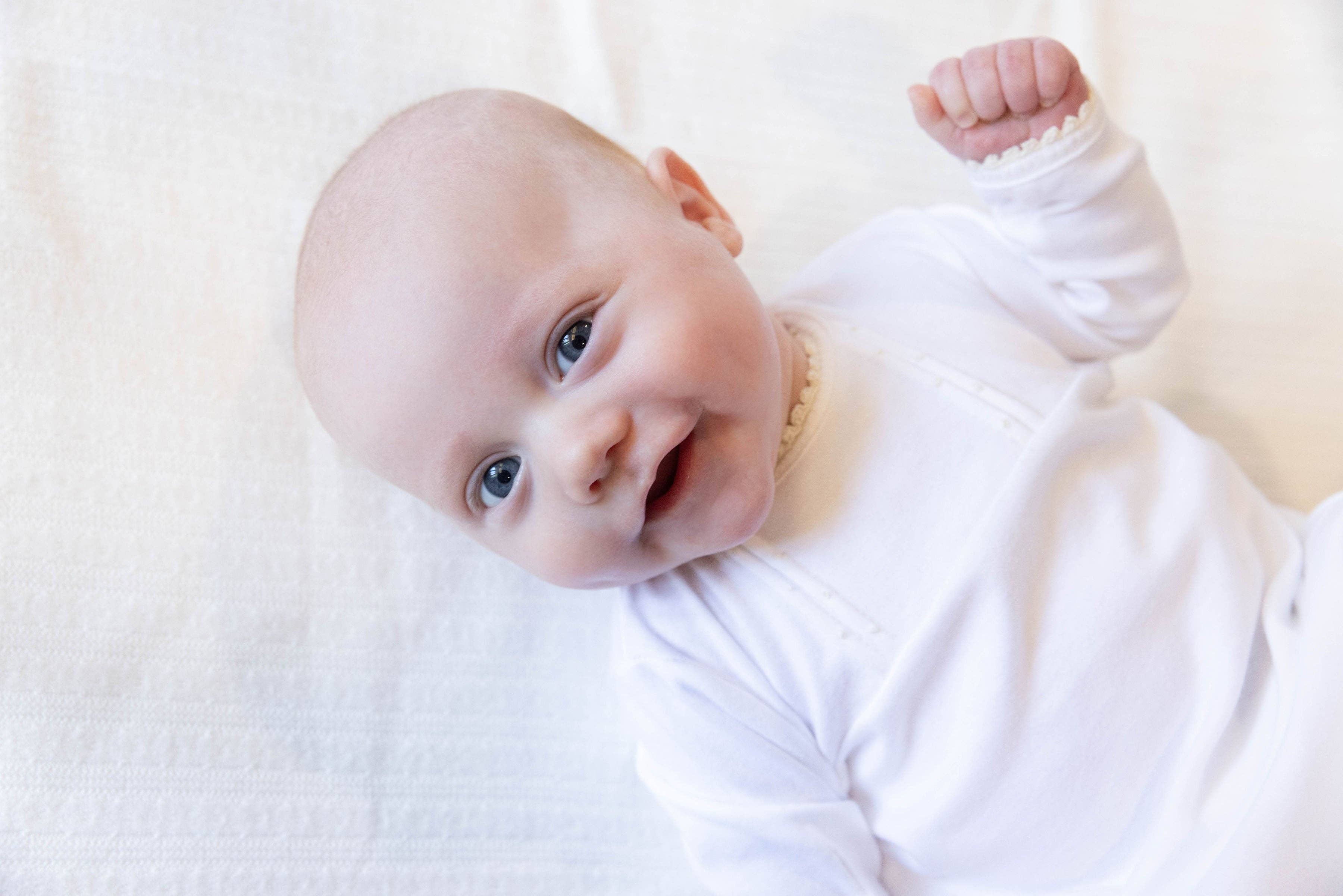 The Yellow Lamb – Großhandel Babykleid – Baby – Ellis Daygown - Strick aus ägyptischer Baumwolle - Cremefarben1