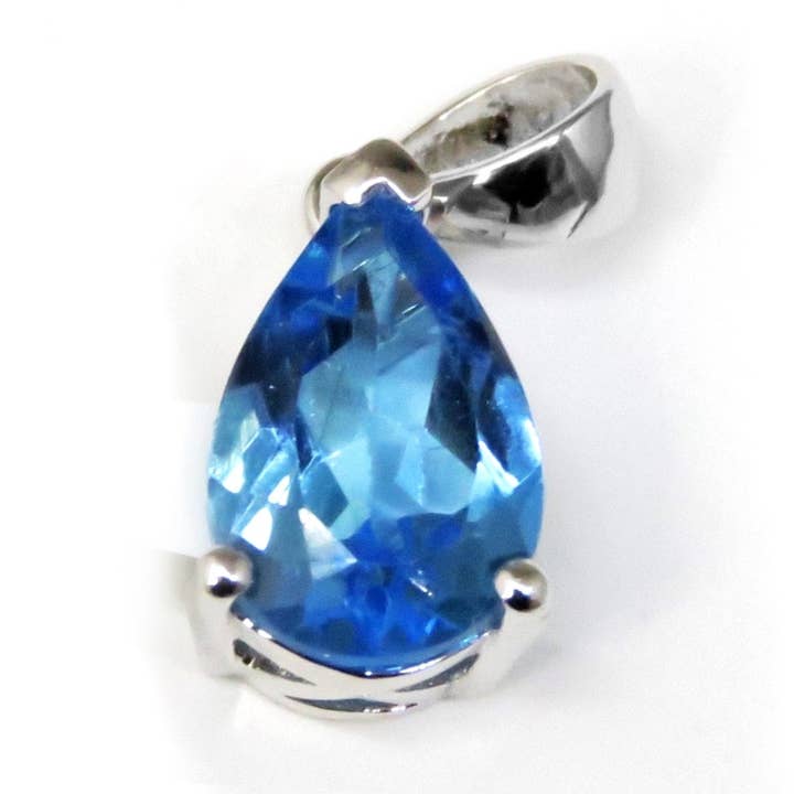 Pendentif en argent sterling avec topaze bleue, pierre de naissance de novembre pour la vente par Twan Kee Jewelry