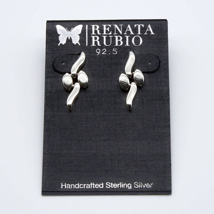 Ovale og bølgede øreringe i sterlingsølv med stift for engroshandel hos Renata Rubio 92.5