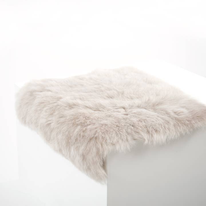 Black Sheep (White Light) - Wholesale Stoelkussen - Shorn Nude Icelandic Sheepskin stoelonderlegger2