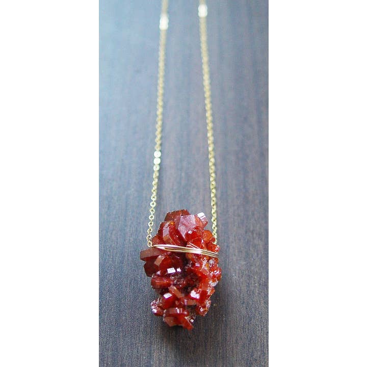 Friedasophie - Wholesale Halskettinghanger - 14k gouden halsketting van bordeauxrood vanadinietkristal, Raw Va1
