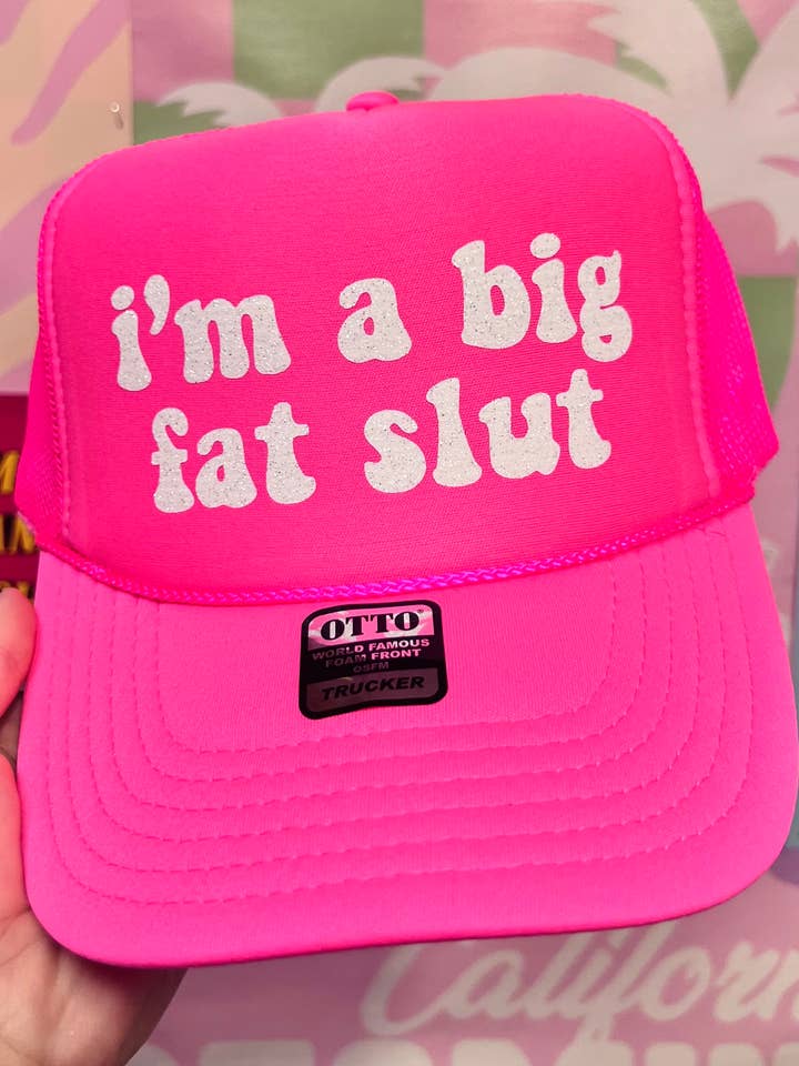 Trucker Cap in kräftigem Pink mit Aufschrift „I'm a BFS“ für den Großhandel von Happy Hour