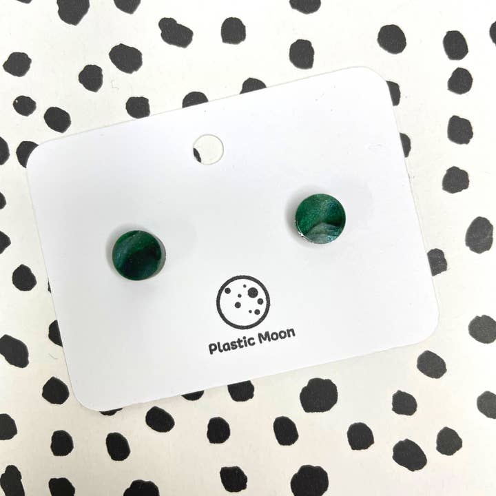 Smaragdgrøn perlemor cirkelørestik for engroshandel hos Plastic Moon