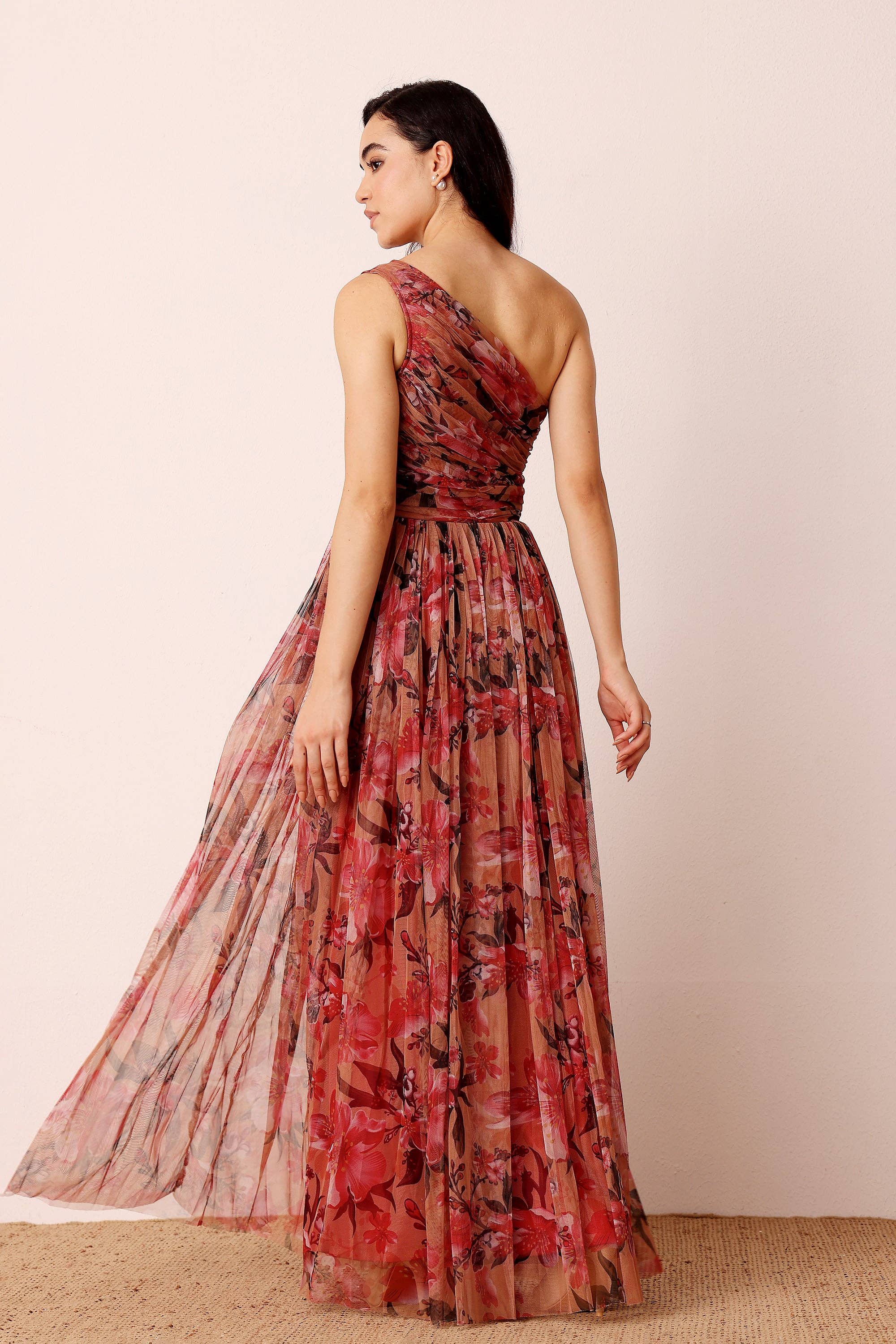 Rote Rose mit Blumen Ein-Schulter-Tüll-Maxikleid in Roter Rosenblüte für den Großhandel auf Faire7