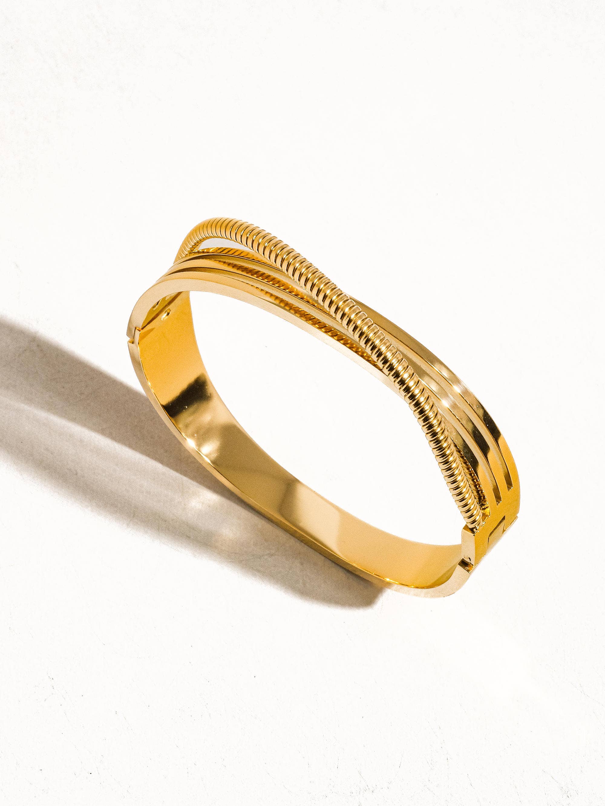 Ouro amarelo Pulseira rígida Yuna com corrente banhada a ouro 18K antidesbotamento para venda a revendedores na Faire1