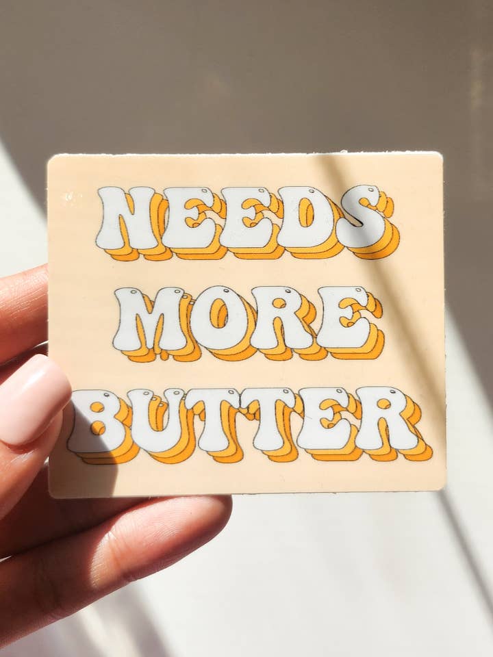 Autocollant Needs more Butter, vinyle, 3 x 2,5 pouces | Southern Sayin pour la vente par The Gold Ink Press